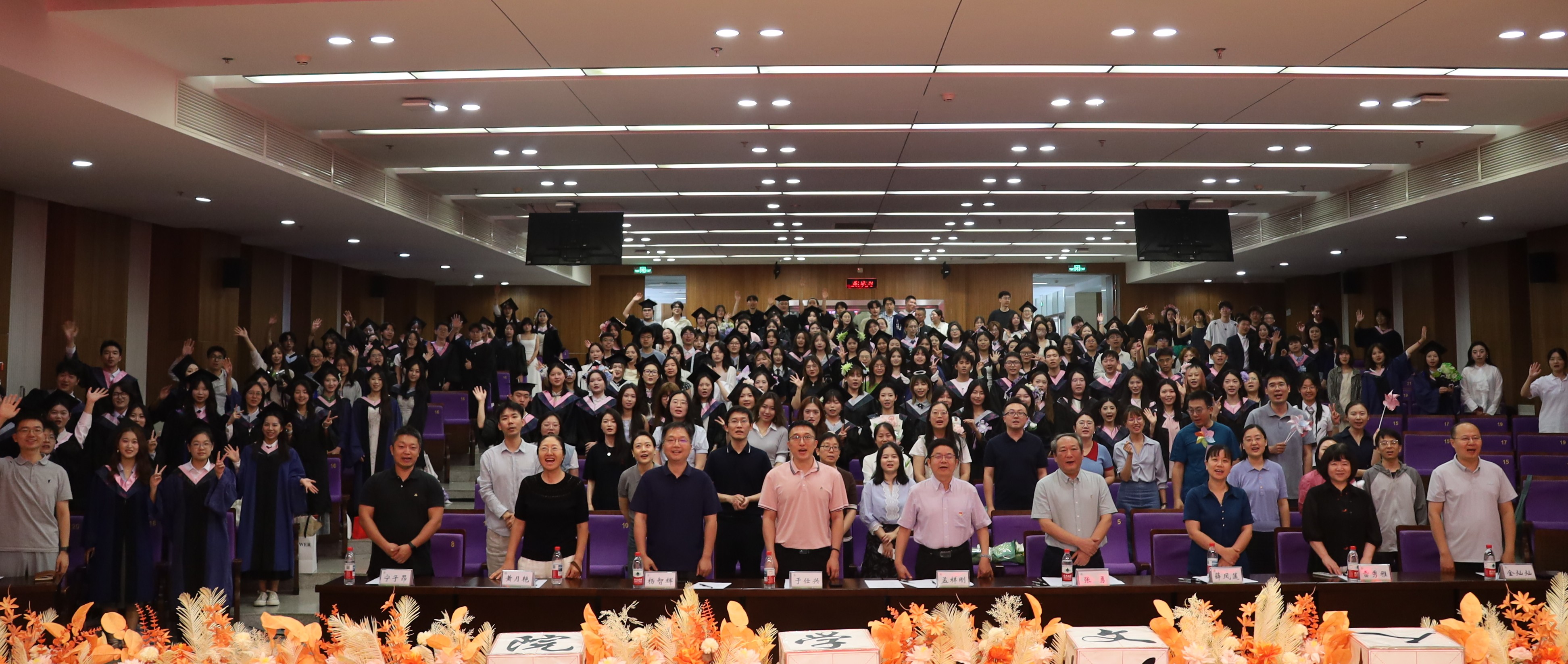 3.毕业典礼暨欢送会全体师生合唱《一路生花》.jpg